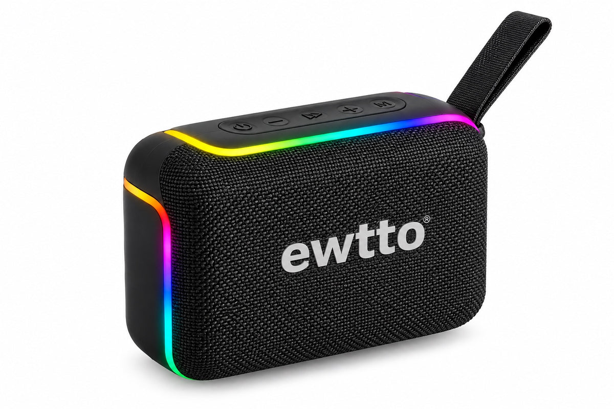Parlante Ewtto negro con luces RGB y correa sobre fondo blanco